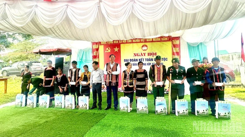 Thượng tướng Trần Quang Phương tặng quà cho bà con nhân dân làng Xộp.