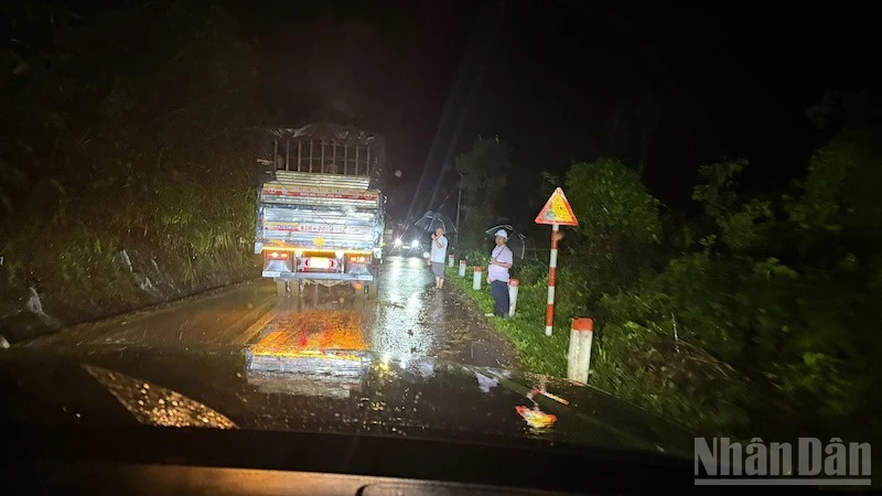 Sạt lở gây ách tắc giao thông trên đèo Violak.