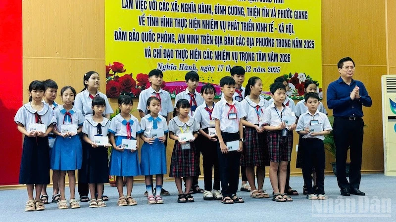 Chủ tịch Ủy ban nhân dân tỉnh Quảng Ngãi Nguyễn Hoàng Giang tặng quà học sinh có hoàn cảnh khó khăn.