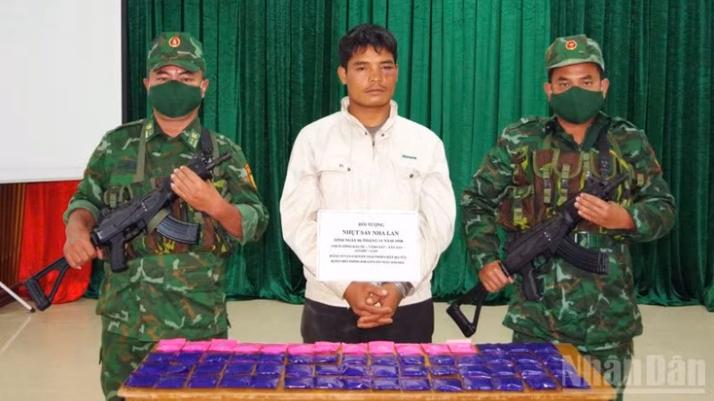 Đối tượng người Lào bị bắt giữ cùng tang vật hơn 12.000 viên ma túy tổng hợp dạng viên nén.