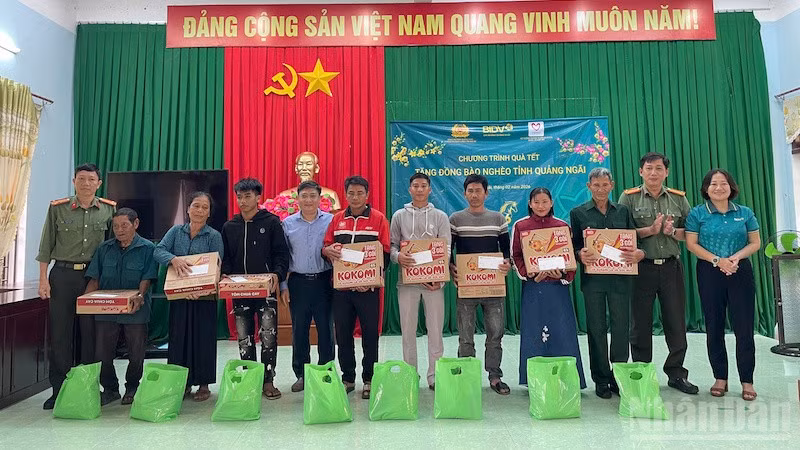 Lãnh đạo Phòng An ninh chính trị nội bộ, Công an tỉnh Quảng Ngãi và các đơn vị tặng quà hộ nghèo.