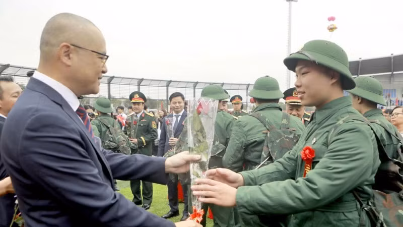 Bí thư Tỉnh ủy Phú Thọ Phạm Đại Dương tặng hoa động viên tân binh khu vực Vĩnh Phúc lên đường nhập ngũ.