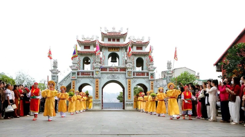 Đoàn rước thực hiện nghi thức truyền thống tại Đền Bà Chúa Kho.