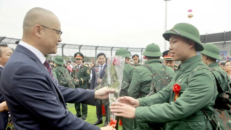 Bí thư Tỉnh ủy Phú Thọ Phạm Đại Dương tặng hoa động viên tân binh khu vực Vĩnh Phúc lên đường nhập ngũ.