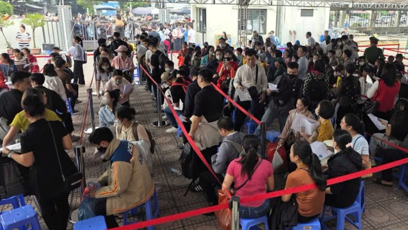 Người dân xếp hàng nộp hồ sơ mua nhà ở xã hội tại dự án CT3 khu đô thị Kim Chung. 