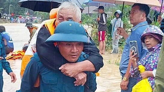 Lực lượng dân quân xã Yang Mao vượt lũ đưa người dân thôn Ea Hăn đến nơi an toàn.