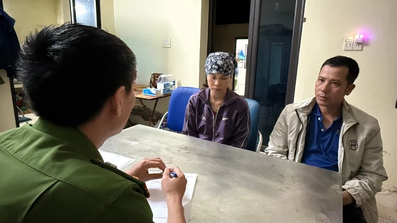 Lực lượng chức năng làm việc với các đối tượng dùng dòng điện công suất cao để đánh bắt thủy sản trên sông.