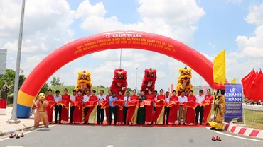 Nghi thức khánh thành công trình giao thông kết nối vùng tại tỉnh Vĩnh Long.