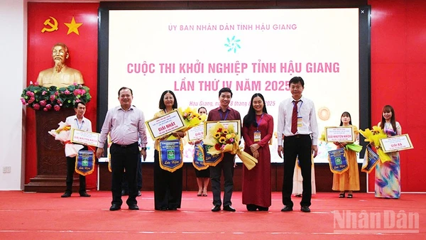 Ban Tổ chức trao Giải Nhất cho các tác giả.