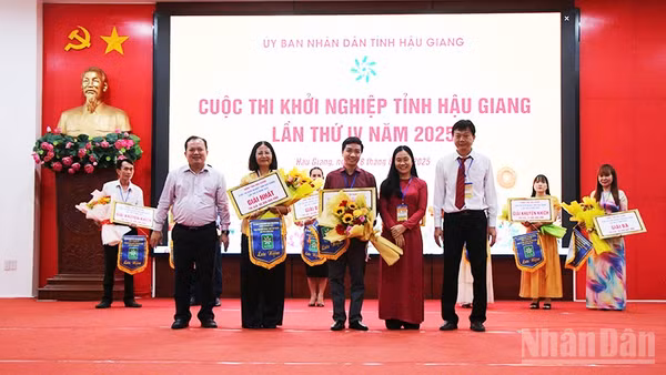 Ban Tổ chức trao Giải Nhất cho các tác giả.