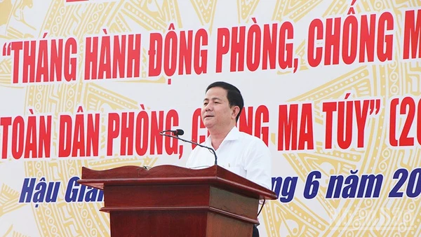 Chủ tịch Ủy ban nhân dân tỉnh Hậu Giang, Trần Văn Huyến phát biểu chỉ đạo tại lễ mít-tinh.