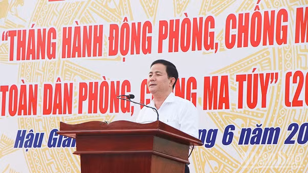 Chủ tịch Ủy ban nhân dân tỉnh Hậu Giang, Trần Văn Huyến phát biểu chỉ đạo tại lễ mít-tinh.