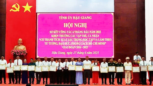 Tặng bằng khen cho các tập thể.