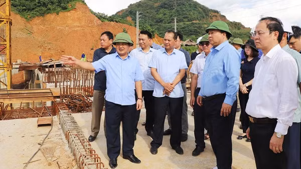 Bí thư Tỉnh ủy Tuyên Quang Hầu A Lềnh kiểm tra tiến độ thi công Đập dâng nước tạo cảnh quan trên sông Lô, phường Hà Giang 1.