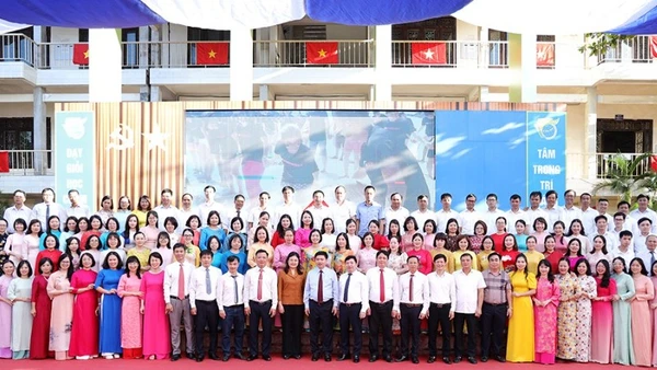 Đồng chí Trương Quốc Huy, Bí thư Tỉnh ủy, Trưởng Đoàn đại biểu Quốc hội tỉnh và các đại biểu chụp ảnh lưu niệm cùng Hội đồng sư phạm Trường chuyên Lê Hồng Phong.