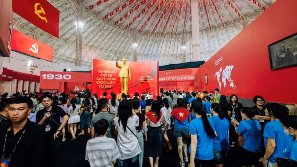 Triển lãm “95 năm Cờ Đảng soi đường” vẫn đón tiếp đông đảo nhân dân tới tham quan