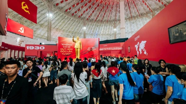 Triển lãm “95 năm Cờ Đảng soi đường” vẫn đón tiếp đông đảo nhân dân tới tham quan