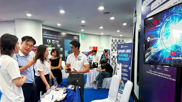 Người dân tìm hiểu dự án “Phần mềm Basal Pay” tại Tuần lễ Tài chính và Công nghệ Đà Nẵng 2025.