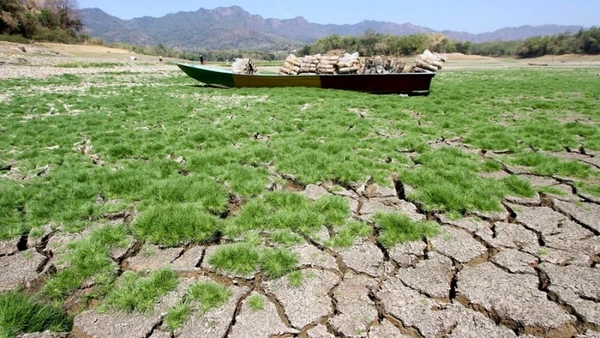 Một con thuyền mắc cạn trên lòng hồ tại huyện Wonogiri, tỉnh Trung Java (Indonesia) ngày 10/8/2023. (Ảnh: Tân Hoa xã)