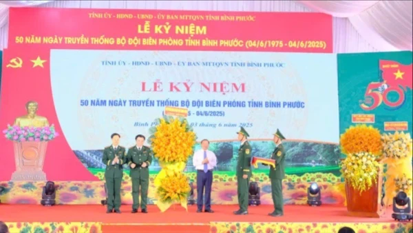 Đồng chí Lại Xuân Môn, Ủy viên Trung ương Đảng, Phó Trưởng Ban Thường trực Ban Tuyên giáo và Dân vận Trung ương, tặng hoa chúc mừng Bộ đội Biên phòng tỉnh Bình Phước.