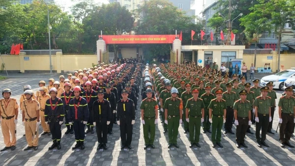 Công an thành phố Đà Nẵng đồng loạt ra quân toàn lực lượng trong đợt cao điểm tấn công, trấn áp các loại tội phạm, bảo đảm an ninh, an toàn các sự kiện chính trị đặc biệt quan trọng.