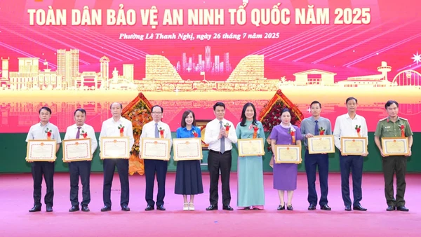 Khen thưởng các tập thể, cá nhân có thành tích tiêu biểu trong phong trào toàn dân bảo vệ an ninh Tổ quốc và Ngày hội toàn dân bảo vệ an ninh Tổ quốc năm 2025 tại phường Lê Thanh Nghị (Hải Phòng).
