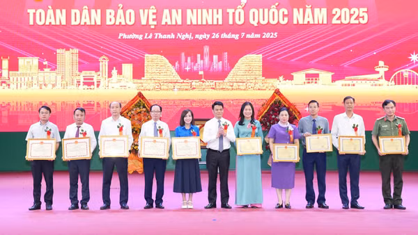 Khen thưởng các tập thể, cá nhân có thành tích tiêu biểu trong phong trào toàn dân bảo vệ an ninh Tổ quốc và Ngày hội toàn dân bảo vệ an ninh Tổ quốc năm 2025 tại phường Lê Thanh Nghị (Hải Phòng).