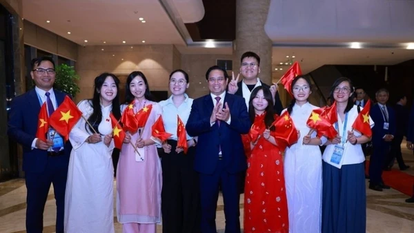 Cộng đồng người Việt Nam tại Thiên Tân đón Thủ tướng Phạm Minh Chính sang tham dự Hội nghị Thượng đỉnh Tổ chức Hợp tác Thượng Hải (SCO) 2025. (Ảnh: Dương Giang/TTXVN)