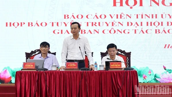 Đồng chí Hà Văn Hùng, Ủy viên Ban Thường vụ Tỉnh ủy, Trưởng Ban Tuyên giáo và Dân vận tỉnh Hà Tĩnh trao đổi, thông tin các nội dung liên quan đến công tác tổ chức Đại hội.