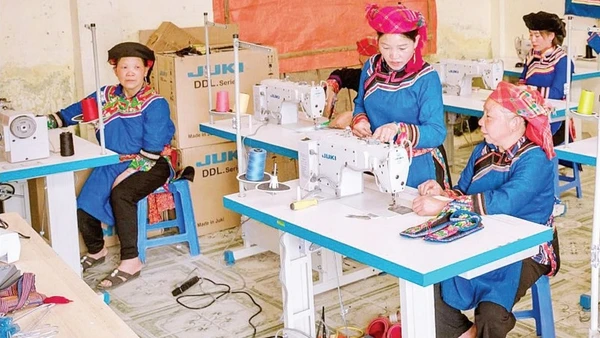 Phụ nữ dân tộc Cơ Lao trong xưởng may thổ cẩm. (Ảnh: Vũ Mừng)