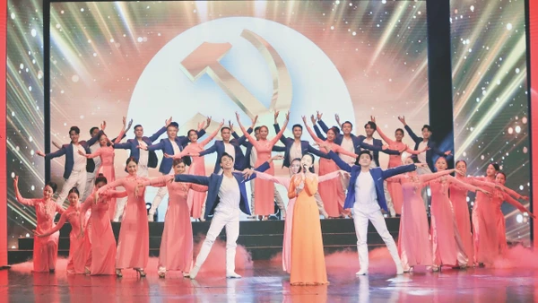 Văn nghệ sĩ trong thời đại ngày nay cần tiếp thu tinh thần của thế hệ đi trước, mạnh mẽ sáng tạo để đáp ứng yêu cầu của kỷ nguyên mới. (Ảnh: LÊ MINH)