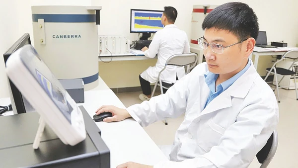 Hoạt động nghiên cứu tại Viện Khoa học và Kỹ thuật hạt nhân (Viện Năng lượng nguyên tử Việt Nam). (Ảnh: HỮU TOÀN)