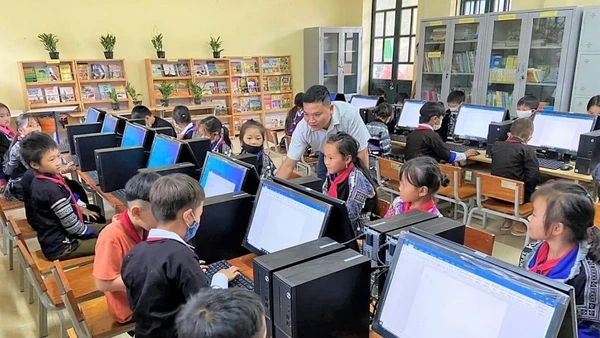 Tại Tuyên Quang, việc đẩy mạnh xây dựng hệ sinh thái số, kết nối với các nguồn tài nguyên học tập mở trong dạy học đã giúp học sinh tiếp cận kho tàng kiến thức toàn cầu. (Ảnh: Sở Giáo dục và Đào tạo)