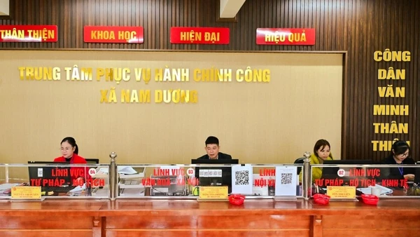 Cán bộ Trung tâm phục vụ hành chính công xã Nam Dương (Bắc Ninh) đẩy mạnh việc sử dụng dữ liệu điện tử giải quyết thủ tục hành chính. (Ảnh BẢO LONG)