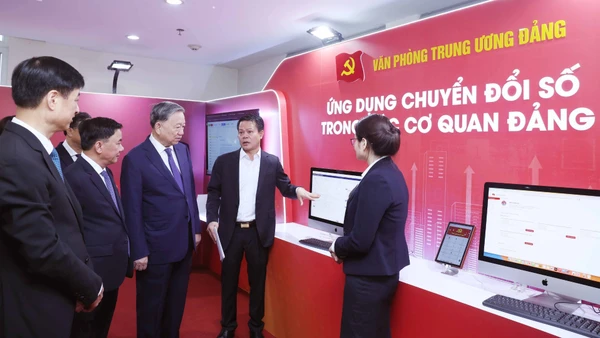 Tổng Bí thư Tô Lâm xem giới thiệu các ứng dụng chuyển đổi số trong các cơ quan Đảng. (Ảnh: Thống Nhất/TTXVN)
