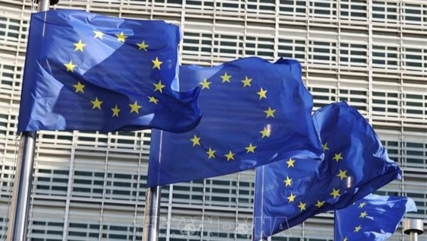 Cờ Liên minh châu Âu tại Brussels, Bỉ. (Ảnh: THX/TTXVN)