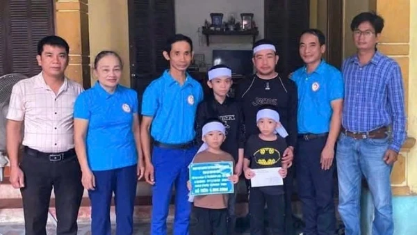 Anh Thái cùng Câu lạc bộ thiện nguyện Trái tim nhân ái Hưng Nguyên đến thăm và trao tiền hỗ trợ cho gia đình anh Lê Văn Cương, có gia cảnh đặc biệt khó khăn, khi một mình anh nuôi ba con thơ, và cha mẹ già, vợ chết vì bệnh u não.