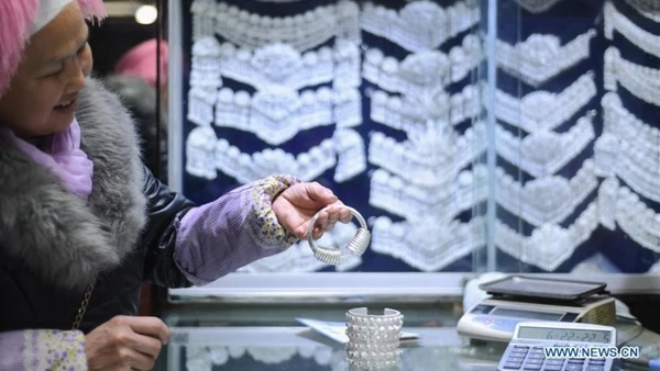 Những món đồ trang sức thủ công bằng bạc tại thành phố Kaili, tỉnh Quý Châu, tây nam Trung Quốc. (Ảnh: Tân Hoa xã)