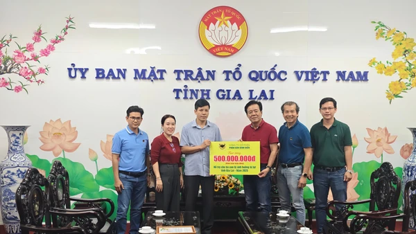 Anh Ngô Văn Đông, Tổng Giám đốc Công ty dẫn đầu Đoàn công tác trao cứu trợ cho đồng bào tỉnh Gia Lai, Đắk Lắk.