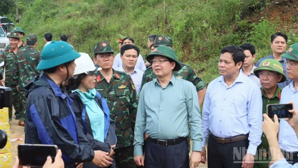 Phó Thủ tướng Hồ Quốc Dũng kiểm tra công tác khắc phục sạt lở tuyến đường Trà Lâm-Trà Hiệp, xã Thanh Bồng.