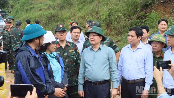 Phó Thủ tướng Hồ Quốc Dũng kiểm tra công tác khắc phục sạt lở tuyến đường Trà Lâm-Trà Hiệp, xã Thanh Bồng.