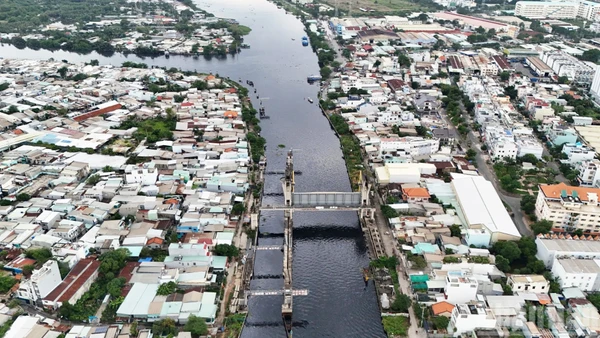 Dự án ngăn triều bị “treo” khiến hàng chục hộ dân sinh sống dọc đường Phú Định ngay cạnh công trình, phải oằn mình chống chọi với ngập nước.