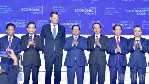 Thủ tướng Chính phủ Phạm Minh Chính với các đồng chí lãnh đạo, đại biểu quốc tế tại Diễn đàn Kinh tế mùa thu năm 2025. (Ảnh: Thanh Giang)