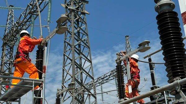 Kỹ sư, công nhân Công ty Truyền tải điện 3 kiểm tra, bảo dưỡng thiết bị trạm biến áp 500kV. 