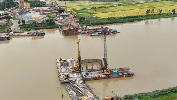 Thi công cầu đường sắt Cẩm Lý nối Bắc Ninh với Hải Phòng.