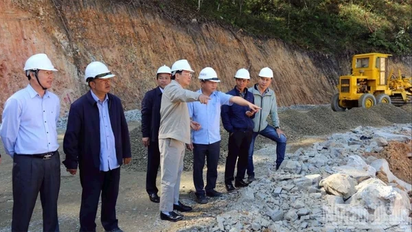 Lãnh đạo tỉnh Lâm Đồng kiểm tra công tác sửa chữa, khắc phục sự cố sạt lở tại đèo Prenn.