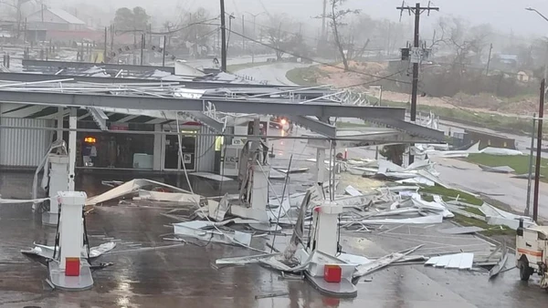 Một trạm xăng ở thành phố Montego Bay, Jamaica bị hư hại do bão Melissa. (Ảnh: Tân Hoa xã)