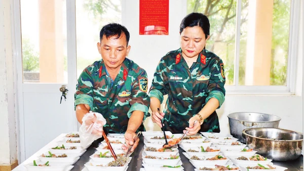 Hàng nghìn suất cơm nóng được bộ đội chuẩn bị trao đến người dân vùng lũ.