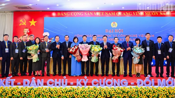 Lãnh đạo Tổng Liên đoàn Lao động Việt Nam, Bộ Khoa học và Công nghệ chúc mừng Ban Chấp hành Công đoàn Khoa học và Công nghệ Việt Nam nhiệm kỳ 2025-2030.
