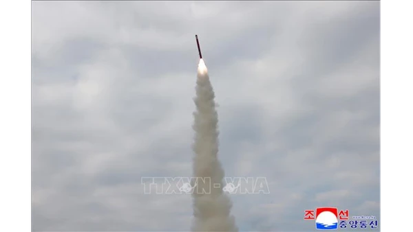 Một vụ phóng thử tên lửa của Triều Tiên ngày 28/10/2025. (Ảnh: Yonhap/TTXVN)